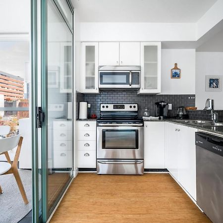 Bright 2 Bedroom Condo Downtown With Free Parking Vancouver Exterior photo