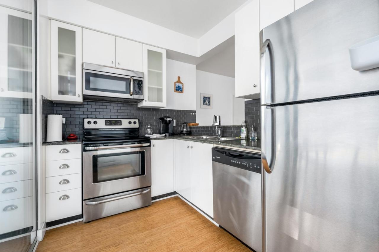 Bright 2 Bedroom Condo Downtown With Free Parking Vancouver Exterior photo